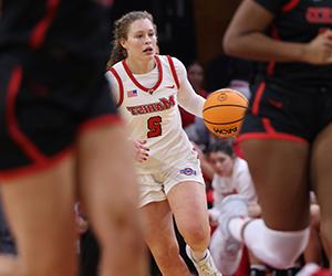 Image of Jackie Piddock playing basketball.